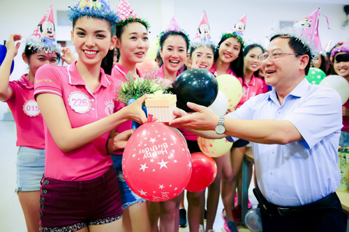 Tiệc sinh nhật bí mật trước thềm chung kết Hoa hậu VN - 1