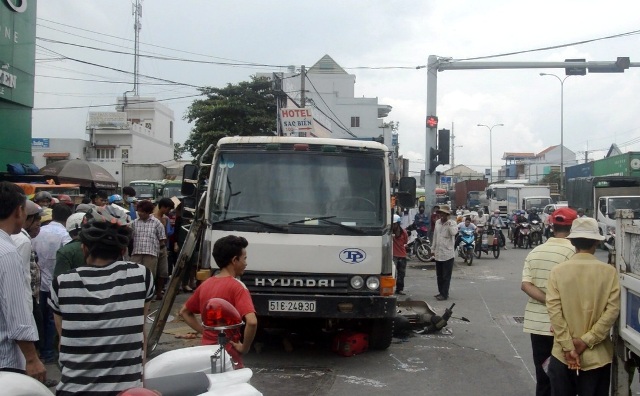 Vừa đặt chân tới Sài Gòn, người phụ nữ bị xe ben cán chết - 1