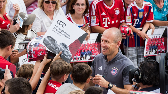 Nằm trong thỏa thuận hợp tác giữa hãng xe Audi và CLB Bayern Munich của Đức, cứ đến trước thềm mùa giải mới khởi tranh, các cầu thủ của Bayern lại được tặng một chiếc xe từ Audi. Hợp tác này chính thức bắt đầu từ mùa hè 2002, và tính đến thời điểm hiện tại Audi đã là nhà tài trợ của nhà đương kim vô địch Bundesliga liên tiếp trong 15 năm.