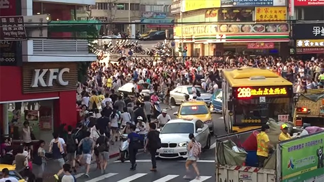 Kinh hoàng cảnh dân Đài Loan rầm rập ra đường bắt Pokémon hiếm - 1