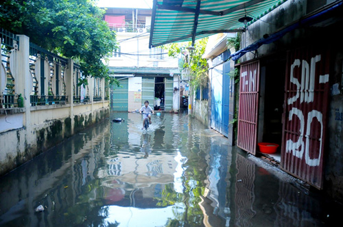 Sau bão 5 ngày, người Hà Nội vẫn phải “di cư” vì ngập - 1