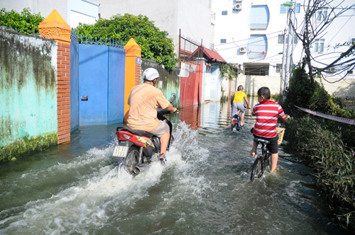 Sau bão 5 ngày, người Hà Nội vẫn phải “di cư” vì ngập - 7