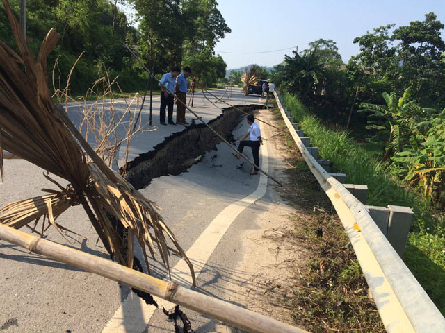Yên Bái: Xuất hiện vết nứt khổng lồ trên quốc lộ - 1