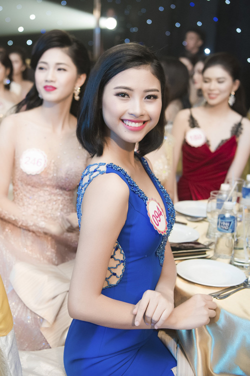 Nhan sắc kiều diễm của thí sinh Hoa hậu VN ở dạ tiệc - 4