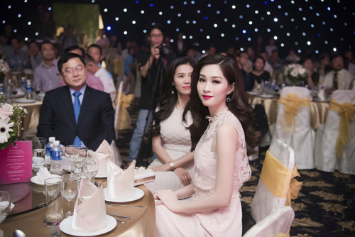 Nhan sắc kiều diễm của thí sinh Hoa hậu VN ở dạ tiệc - 3