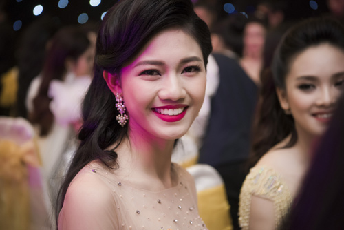 Nhan sắc kiều diễm của thí sinh Hoa hậu VN ở dạ tiệc - 9