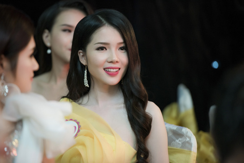 Nhan sắc kiều diễm của thí sinh Hoa hậu VN ở dạ tiệc - 7