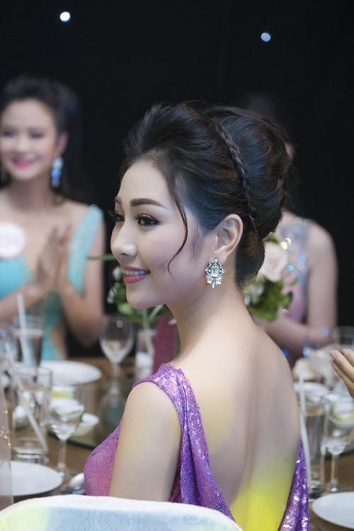 Nhan sắc kiều diễm của thí sinh Hoa hậu VN ở dạ tiệc - 8