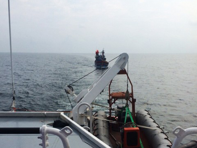 Vượt sóng dữ tiếp cận 10 ngư dân trên tàu cá gặp nạn - 1