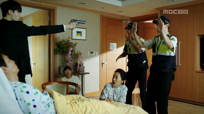 Phim "W: Hai thế giới" mặc chỉ trích vẫn hot nhất - 3