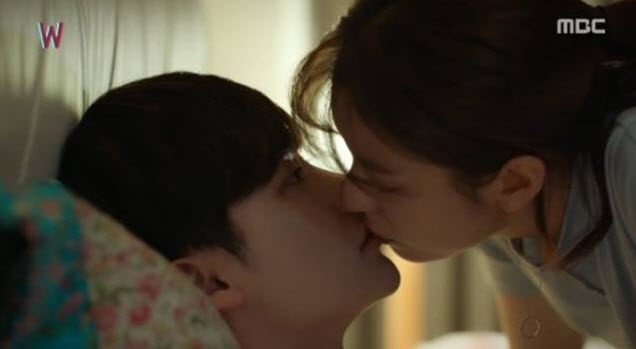 Phim "W: Hai thế giới" mặc chỉ trích vẫn hot nhất - 4