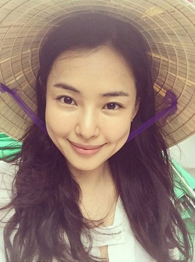 Người đẹp cũng từng ghé qua Đà Nẵng và chụp hình với nón lá Việt Nam.