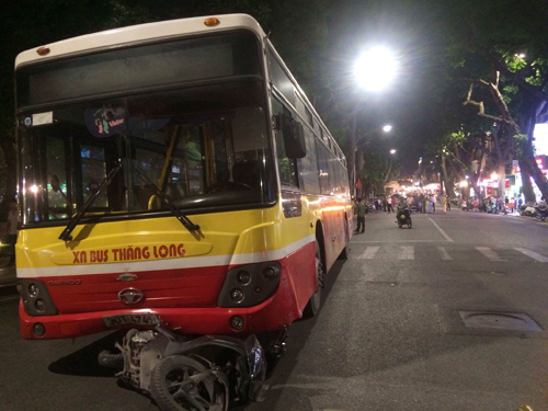 Xe bus mất lái cán chết người trên phố Hà Nội - 1