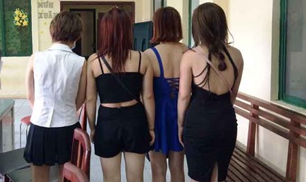 Đột kích khách sạn chứa gái mại dâm ở Sài Gòn - 1