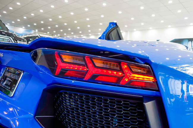 Với sự xuất hiện của mẫu Lamborghini Aventador màu xanh Le Mans mới này, tổng số xe Aventador tại Việt Nam đã nâng lên con số 9.