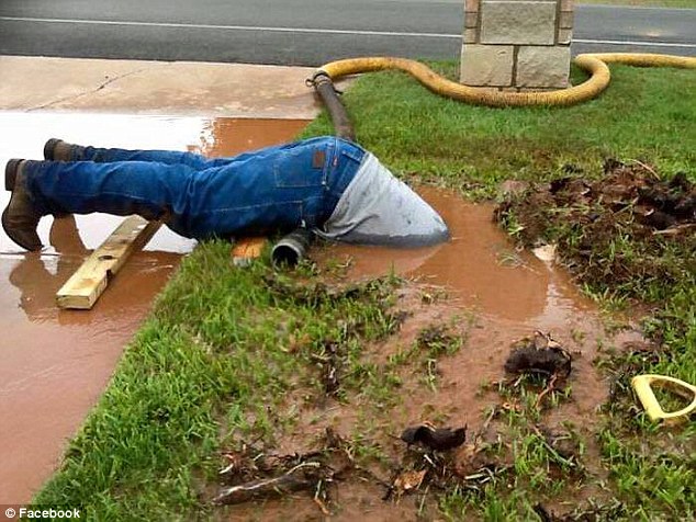 Ảnh công nhân cắm đầu trong bùn làm việc gây sốt ở Mỹ - 1