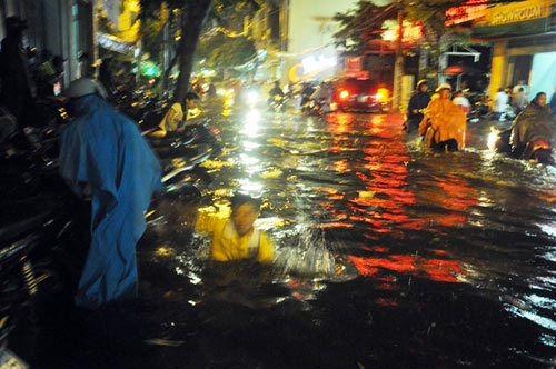 Người Sài Gòn “uống nước” trên đường sau mưa dữ dội - 1