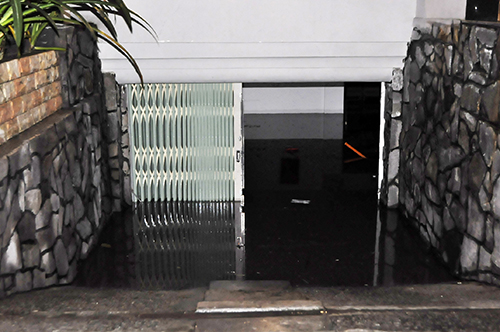 TPHCM: Trắng đêm hút nước cứu hầm cao ốc sau mưa lịch sử - 1