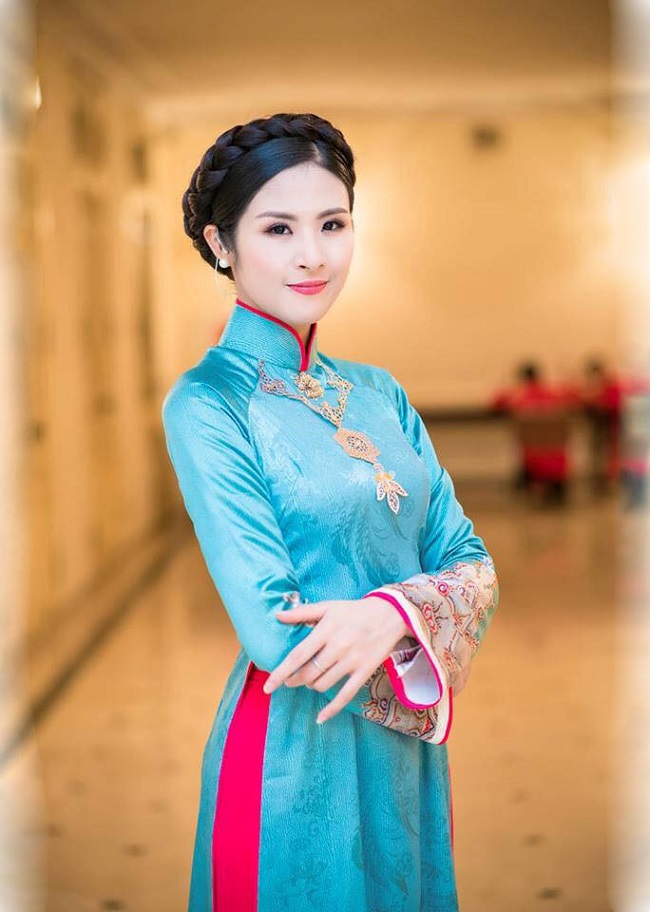 Đặng Ngọc Hân giành ngôi vị cao nhất cuộc thi Hoa hậu Việt Nam 2010. Người đẹp sở hữu gương mặt "khuôn trăng đầy đặn", dịu dàng, nhận được nhiều sự yêu mến của khán giả. 
