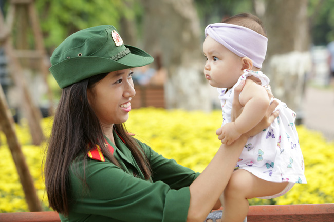 Ảnh: Nụ cười "tỏa nắng" của người Hà Nội ngày chớm thu - 8