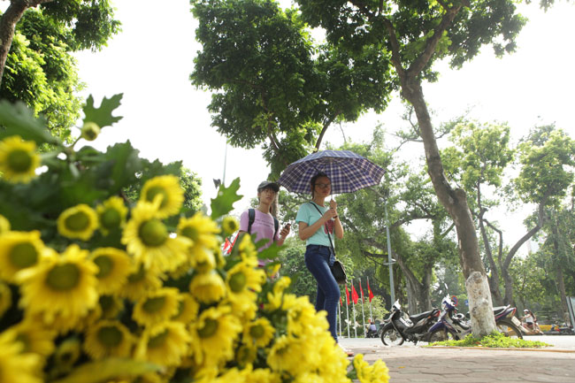 Ảnh: Nụ cười "tỏa nắng" của người Hà Nội ngày chớm thu - 6
