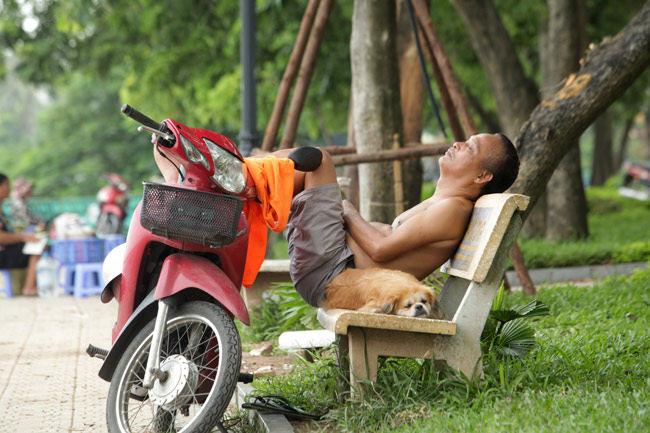 Ảnh: Nụ cười "tỏa nắng" của người Hà Nội ngày chớm thu - 4