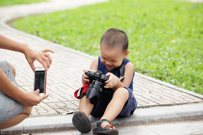 Ảnh: Nụ cười "tỏa nắng" của người Hà Nội ngày chớm thu - 11