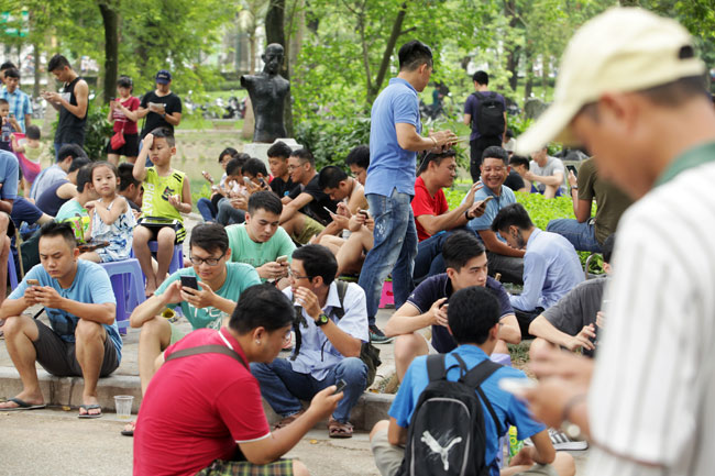 Ảnh: Nụ cười "tỏa nắng" của người Hà Nội ngày chớm thu - 14