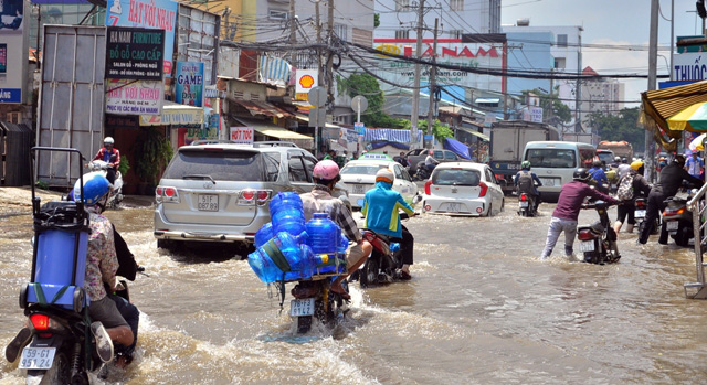 Triều cường bất ngờ xuất hiện giữa trưa ở Sài Gòn - 3