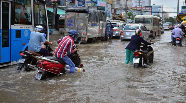 Triều cường bất ngờ xuất hiện giữa trưa ở Sài Gòn - 5