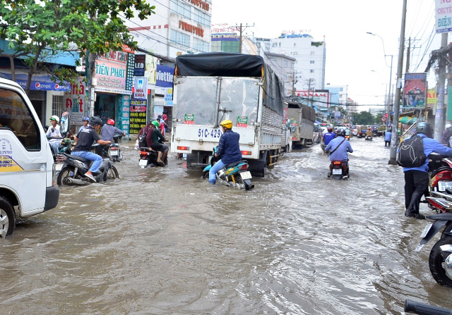 Triều cường bất ngờ xuất hiện giữa trưa ở Sài Gòn - 4