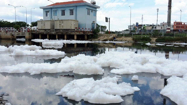 “Tuyết” xuất hiện trên kênh giữa Sài Gòn - 3