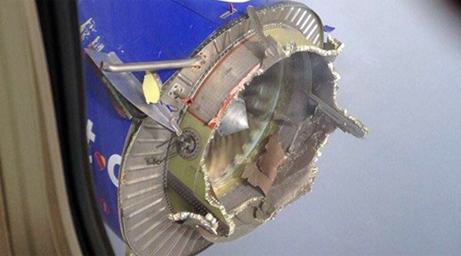 Mỹ: Boeing chở 99 người bị nổ động cơ trên không - 1