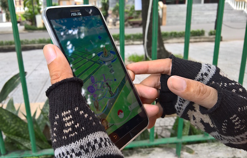 Bị nhắc nhở, game thủ Pokémon GO phản ứng ra sao? - 4