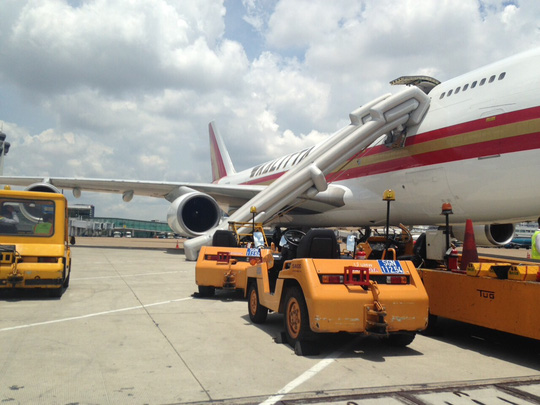 Máy bay bung phao trượt chuyến khai trương đến Tân Sơn Nhất - 1