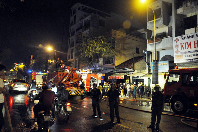 Giải cứu bé 2 tháng tuổi cùng mẹ từ căn nhà bốc cháy - 2