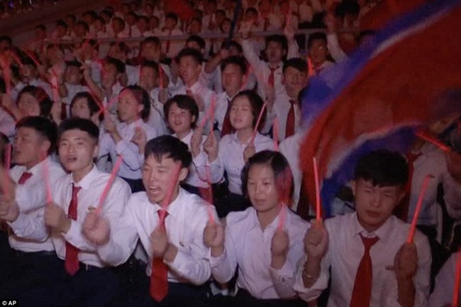 Video 15 vạn người vỗ tay hò reo như sấm đón Kim Jong-un - 1