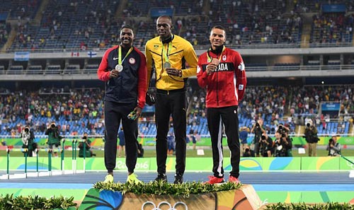 Usain Bolt đem HCV Olympic vui đùa với người đẹp - 1