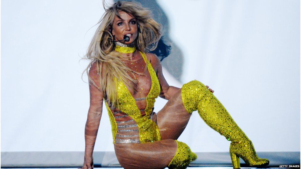 Britney Spears mặc sexy, bị tố hát nhép - 1