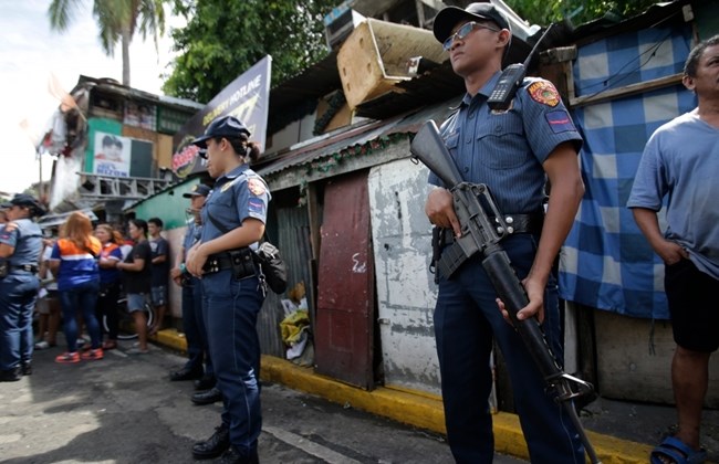 Philippines: Tố cảnh sát tham nhũng, nhận 43.000 USD - 1