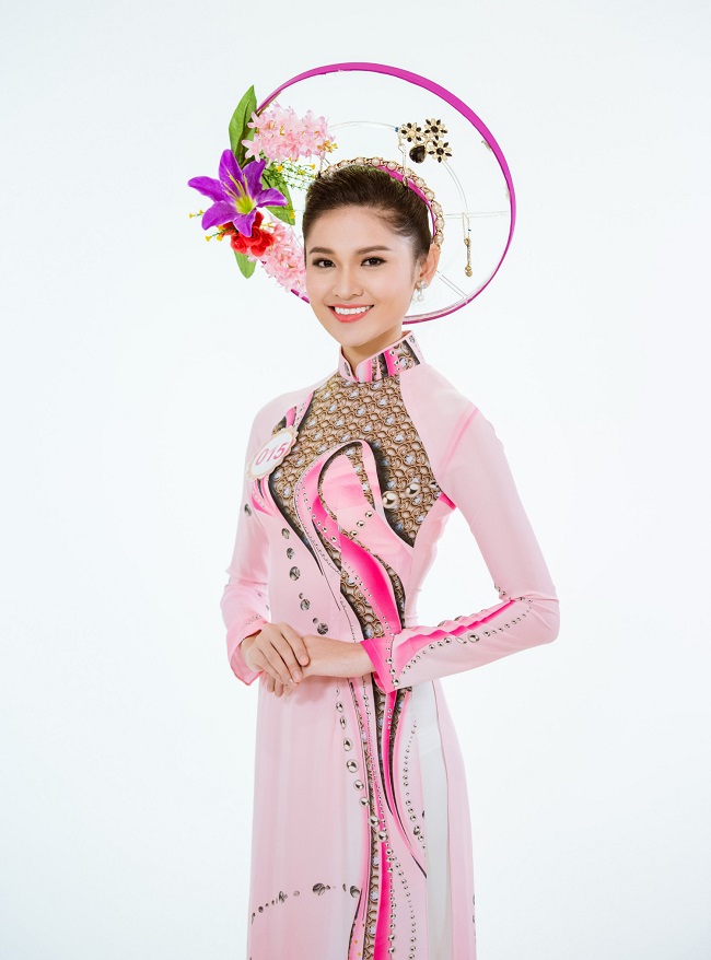Người đẹp Huỳnh Thị Thùy Dung giành ngôi Á hậu 2 Hoa hậu Việt Nam 2016. Cô gây ấn tượng với mái tóc ngang vai và lối ứng xử thông minh.
