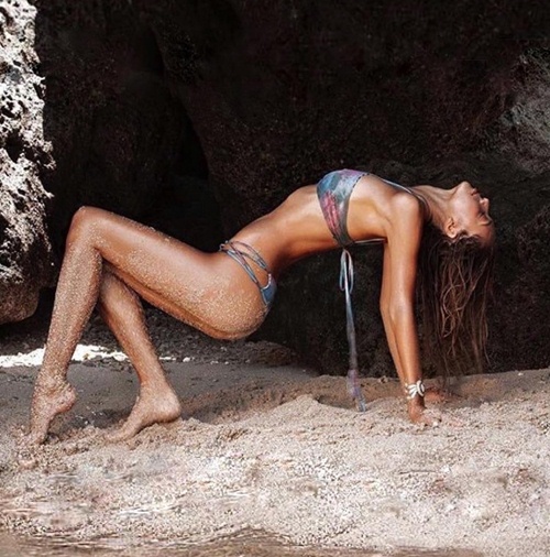 Cô nàng soán ngôi “nữ hoàng bikini” của Hailey Baldwin - 5