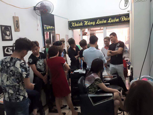 Chàng thợ cắt tóc cá tính đi lên từ hai bàn tay trắng - 4