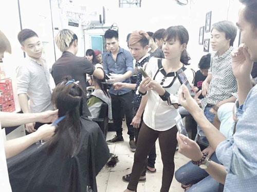 Chàng thợ cắt tóc cá tính đi lên từ hai bàn tay trắng - 3