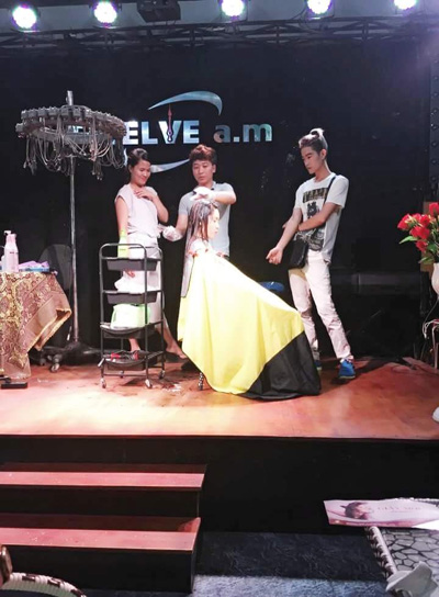 Chàng thợ cắt tóc cá tính đi lên từ hai bàn tay trắng - 1