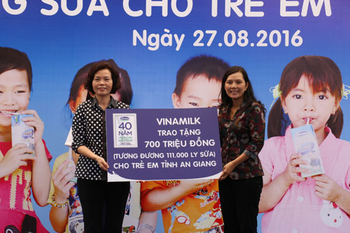 Vinamilk và Quỹ sữa Vươn cao Việt Nam tặng 111.000 ly sữa cho trẻ em An Giang - 7