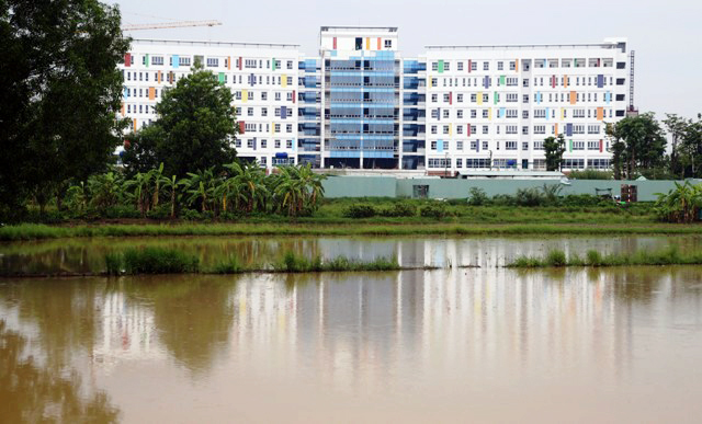 Kỳ lạ: Bệnh viện xây gần xong nhưng chưa có đường - 1