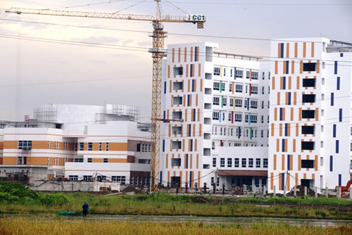 Kỳ lạ: Bệnh viện xây gần xong nhưng chưa có đường - 3