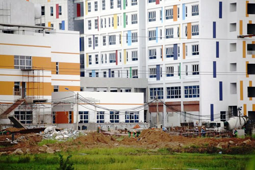 Kỳ lạ: Bệnh viện xây gần xong nhưng chưa có đường - 4