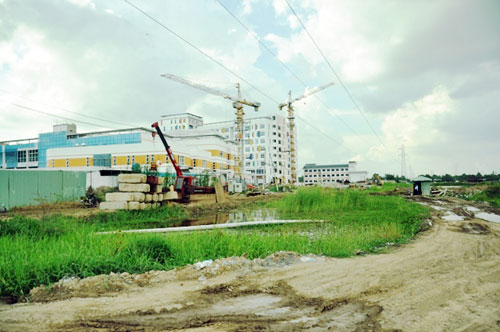 Kỳ lạ: Bệnh viện xây gần xong nhưng chưa có đường - 7